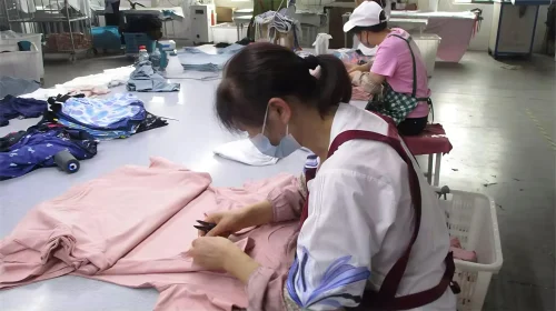 Custom-made clothing production process: Trimming